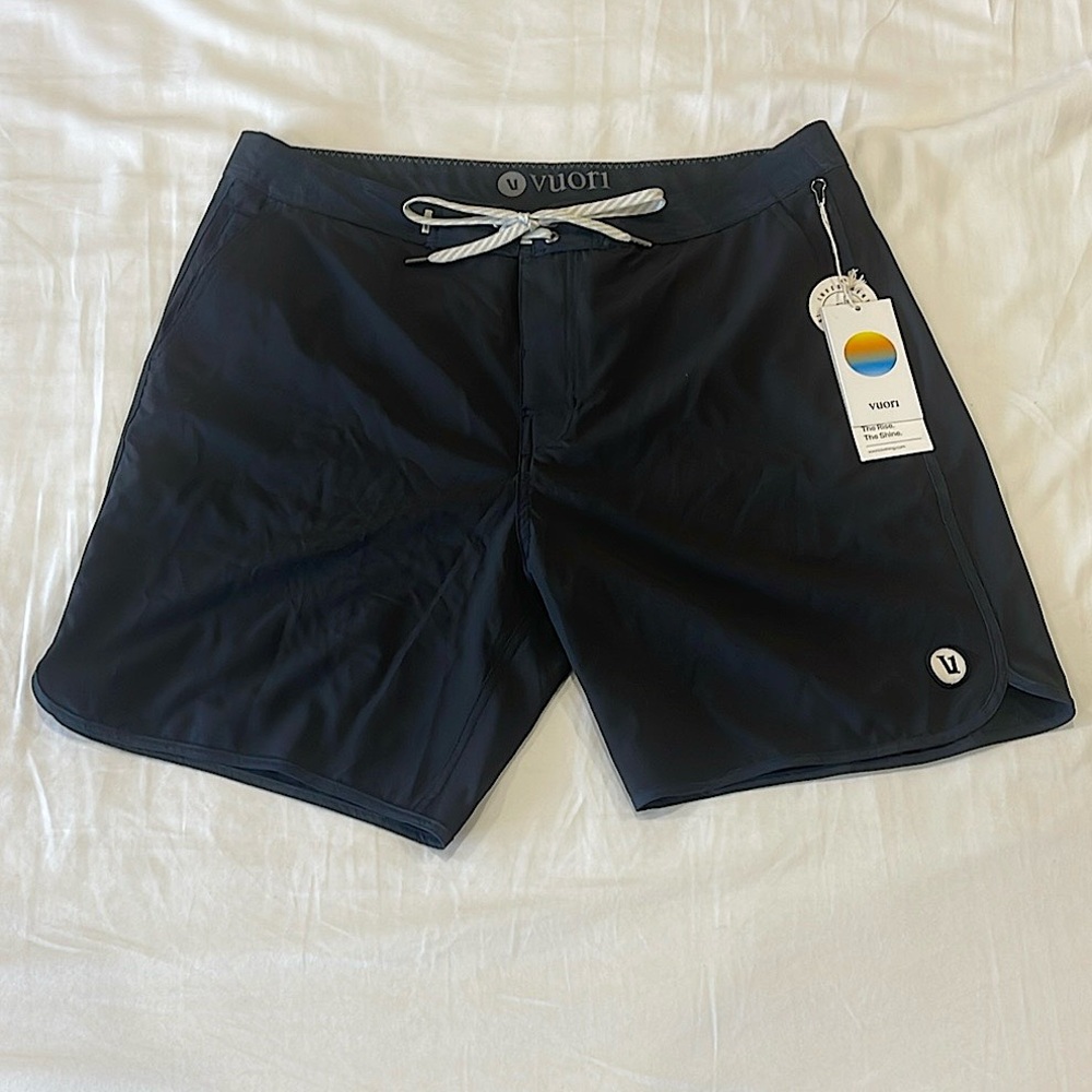 Vuori mens 36 waist Cruise Board Shorts Black with no liner NWT & never worn.